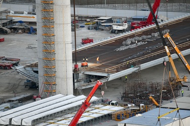 Genova - operazioni antecedenti a sollevamento impalcato da 100 