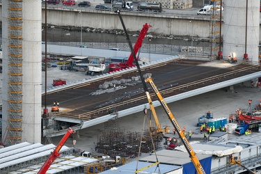 Genova - operazioni antecedenti a sollevamento impalcato da 100 