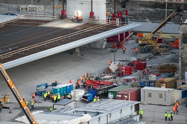 Genova - operazioni antecedenti a sollevamento impalcato da 100 