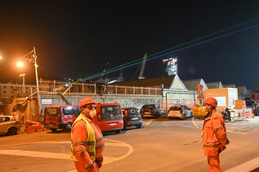 Genova - avanzamneto lavori ponte, luci laser tricolore