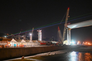 Genova - avanzamneto lavori ponte, luci laser tricolore