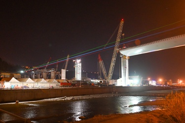 Genova - avanzamneto lavori ponte, luci laser tricolore