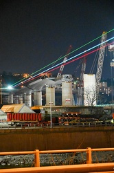 Genova - avanzamneto lavori ponte, luci laser tricolore