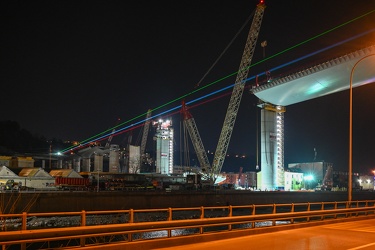 Genova - avanzamneto lavori ponte, luci laser tricolore