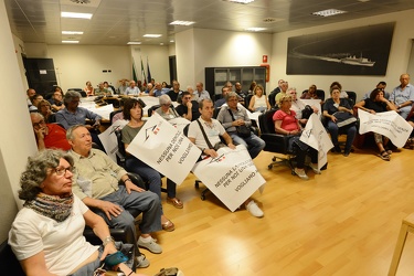 Genova - consiglio congiunto, protesta degli sfollati