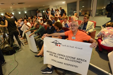 Genova - consiglio congiunto, protesta degli sfollati