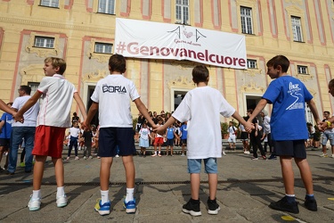 Genova, piazza De Ferrari - un minuto di silenzio esattamente un