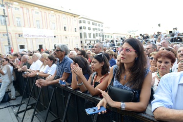 Genova, piazza De Ferrari - giorno del ricordo a un mese dal cro