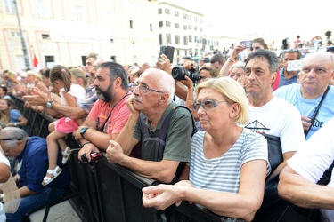 Genova, piazza De Ferrari - giorno del ricordo a un mese dal cro