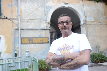 Genova, quartiere Lagaccio - Fabio Verace si tatua sulla coscia 