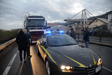 Genova, Campi - partenza due tir scortati da GdF con reperti cro
