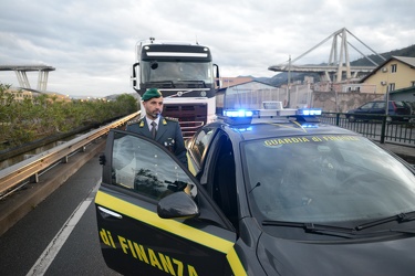 Genova, Campi - partenza due tir scortati da GdF con reperti cro