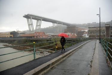 Genova, Certosa - i monconi di ponte Morandi sotto la forte piog
