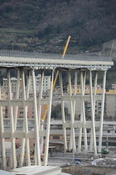 Genova - timidi primi lavori sul moncone ovest del Ponte Morandi