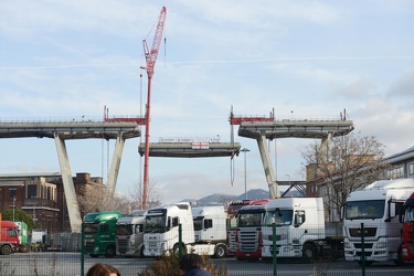 Genova - la prima grande operazione nella demolizione del tronco