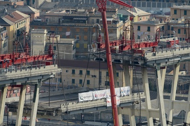 Genova - la prima grande operazione nella demolizione del tronco