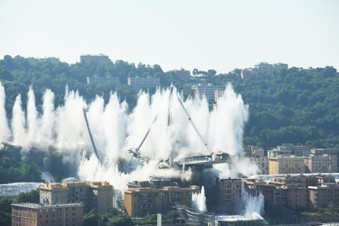 Genova - esplosione demolizione ponte morandi - sequenza da macc