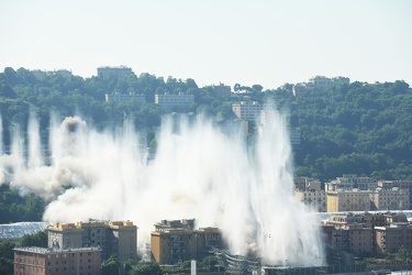 Genova - esplosione demolizione ponte morandi - sequenza da macc