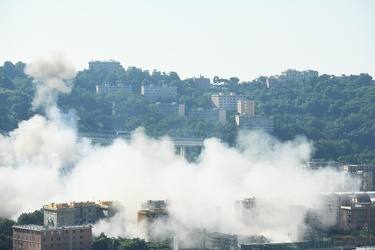 Genova - esplosione demolizione ponte morandi - sequenza da macc