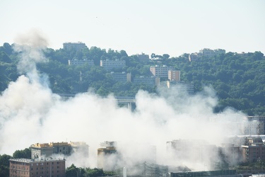 Genova - esplosione demolizione ponte morandi - sequenza da macc