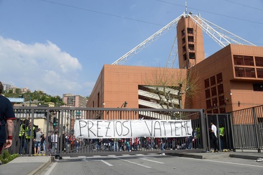 Genova, stadio Ferraris - la protesta dei tifosi genoani sotto l