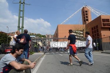 Genova, stadio Ferraris - la protesta dei tifosi genoani sotto l