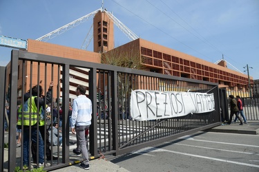 Genova, stadio Ferraris - la protesta dei tifosi genoani sotto l