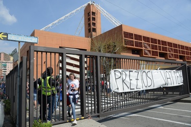 Genova, stadio Ferraris - la protesta dei tifosi genoani sotto l