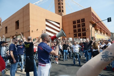 Genova, stadio Ferraris - la protesta dei tifosi genoani sotto l