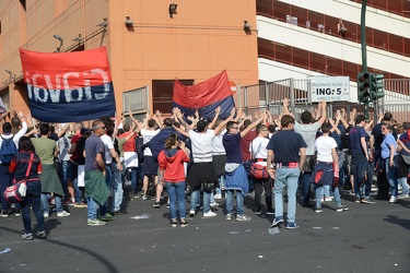 Genova, stadio Ferraris - la protesta dei tifosi genoani sotto l