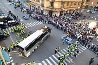 Genova - contestazione tifosi genoani all'uscita dallo stadio