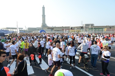 Genova - la corsa StraGenova nel porto sotto la lanterna