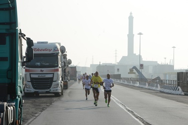 Genova - la corsa StraGenova nel porto sotto la lanterna