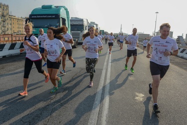 Genova - la corsa StraGenova nel porto sotto la lanterna