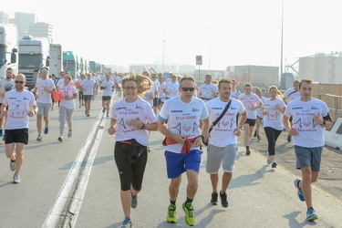 Genova - la corsa StraGenova nel porto sotto la lanterna