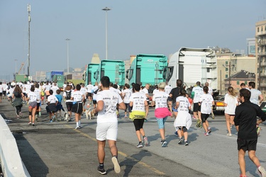 Genova - la corsa StraGenova nel porto sotto la lanterna