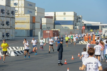 Genova - la corsa StraGenova nel porto sotto la lanterna