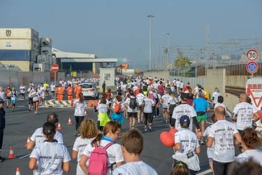 Genova - la corsa StraGenova nel porto sotto la lanterna