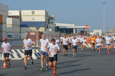 Genova - la corsa StraGenova nel porto sotto la lanterna