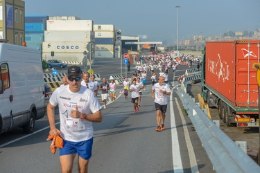 Genova - la corsa StraGenova nel porto sotto la lanterna