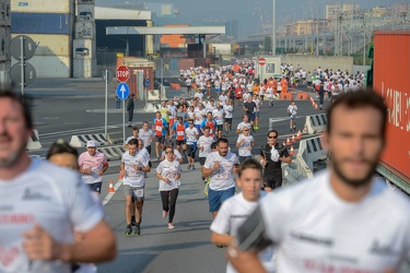 Genova - la corsa StraGenova nel porto sotto la lanterna