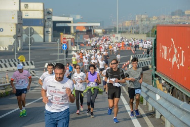 Genova - la corsa StraGenova nel porto sotto la lanterna