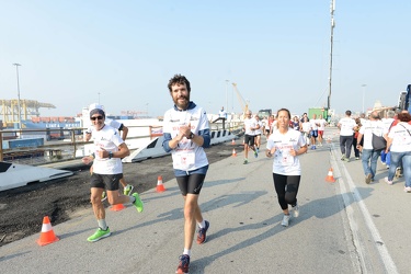 Genova - la corsa StraGenova nel porto sotto la lanterna