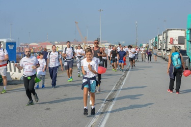 Genova - la corsa StraGenova nel porto sotto la lanterna