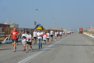 Genova - la corsa StraGenova nel porto sotto la lanterna