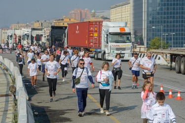 Genova - la corsa StraGenova nel porto sotto la lanterna