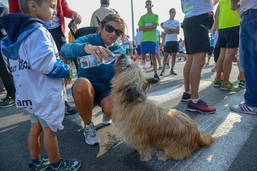 Genova - la corsa StraGenova nel porto sotto la lanterna