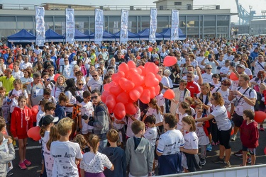 Genova - la corsa StraGenova nel porto sotto la lanterna