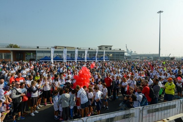 Genova - la corsa StraGenova nel porto sotto la lanterna