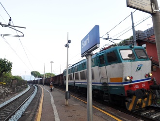 Genova, stazione di Sori - treno merci in transito